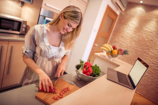Žena Těší Vaření Hledají Recept Notebooku Kuchyni — Stock fotografie
