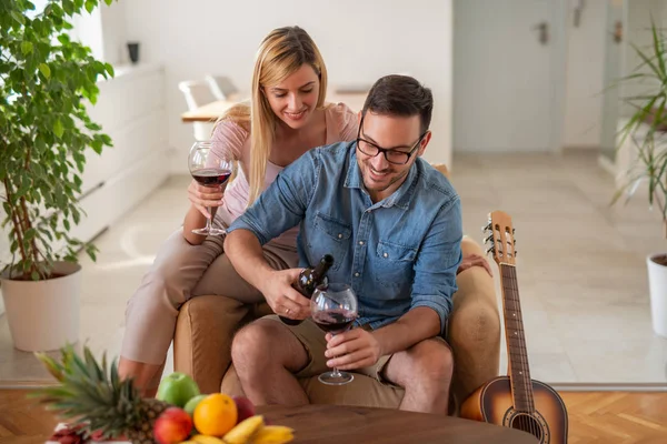 Glückliches Paar Mit Romantischen Momenten Hause — Stockfoto