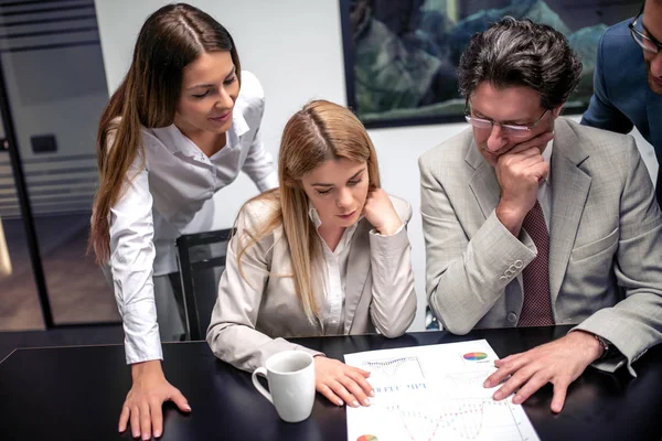 Mosolyogva Miközben Dolgozik Együtt Office Üzletemberek — Stock Fotó