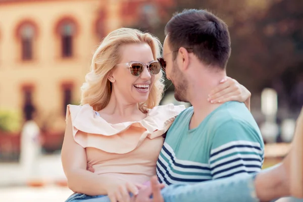 Lächelndes Verliebtes Paar Freien Junges Glückliches Paar Umarmt Sich Auf — Stockfoto