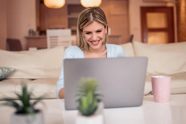 Retrato Una Estudiante Trabajando Presentación Casa — Foto de Stock