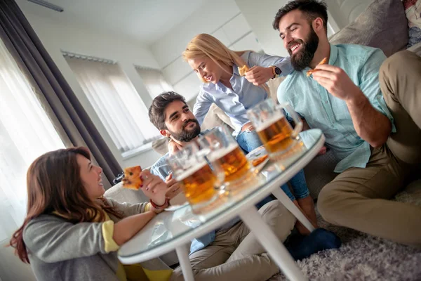 Τους Φίλους Χαμογελώντας Τρώνε Πίτσα Και Πίνουν Μπύρα Στο Σπίτι — Φωτογραφία Αρχείου