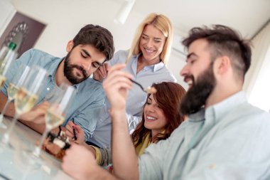 Şarap içme ve kek evde yemek mutlu arkadaşlar. Dostluk, insanlar, eğlenceli ve mutluluk kavramı.