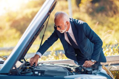 Bir araba sorunlu üst düzey iş adamı. Yolda araba aşağı kırık.