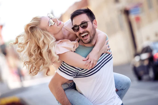屋外の愛のカップルを笑っています 街の通りに抱いて幸せカップル — ストック写真
