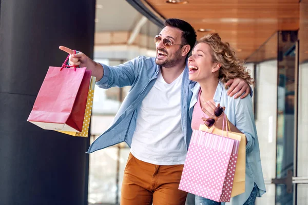 Porträtt Par Med Shoppingkassar Staden Personer Försäljning Kärlek Och Lycka — Stockfoto