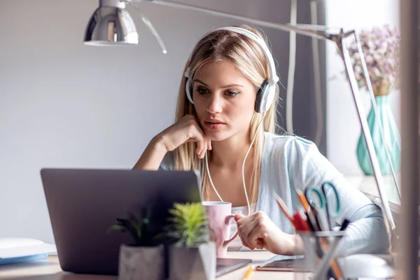 Mujer Joven Trabajando Desde Oficina Casa —  Fotos de Stock