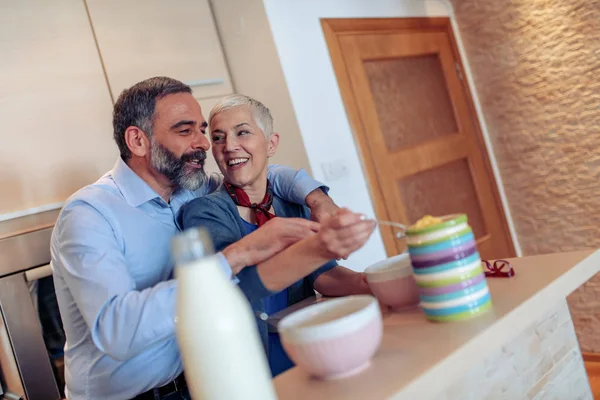 Ouder Paar Samen Ontbijten Hun Keuken — Stockfoto