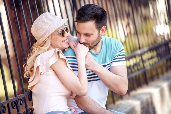 Gelukkig Verliefde Paar Vrolijke Jonge Koppel Gespreks Plezier Buitenshuis — Stockfoto