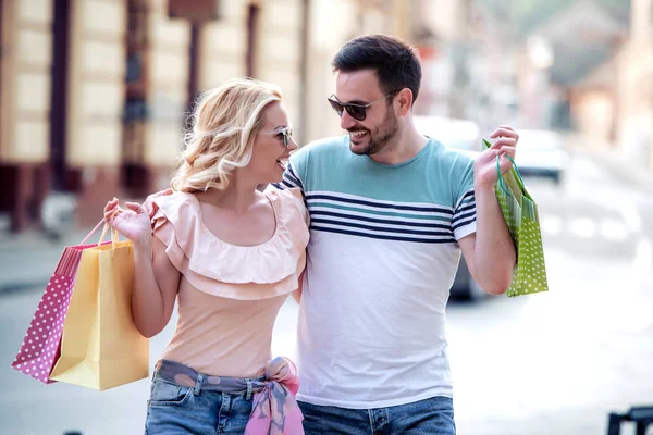 街で買い物をした後のショッピングバッグと幸せなカップルの肖像画 — ストック写真