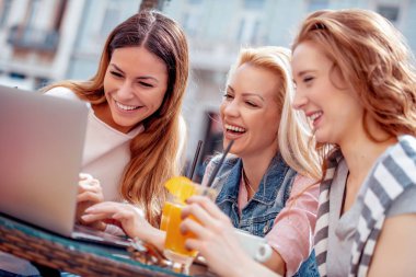 Tatil, insanlar ve eğlence kavramı güzel kızlar eğleniyor açık kafe.