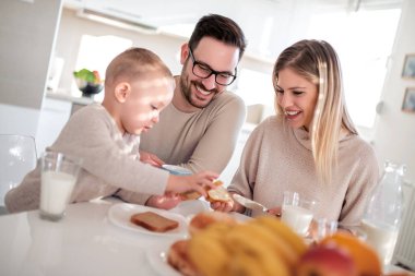 evde kahvaltı üç aile.