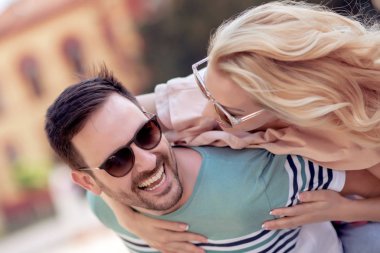 İki açık havada aşk sonra gülümseyerek. Şehir sokak sarılma genç mutlu çift.