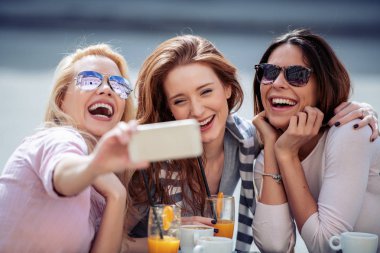 Tatil, insanlar ve eğlence kavramı güzel kızlar eğleniyor açık kafe.