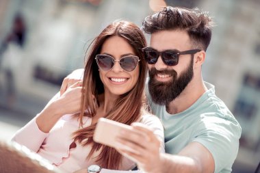 Mutlu çifte bir selfie alarak. Kafede otururken tadını çıkarıyor.