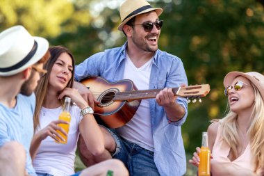 Yaz, tatil, müzik ve eğlence zaman kavramı.