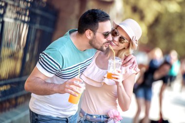  Genç çift ferahlatıcı parkta portakal suyu ile.