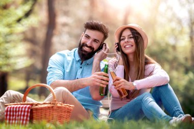 Kaç şehir parkta otururken birlikte müzik dinlemek. İnsanlar, sevgi, müzik ve mutluluk kavramı.