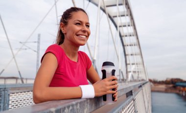 Genç kadın atlet şehir sokak koşu.