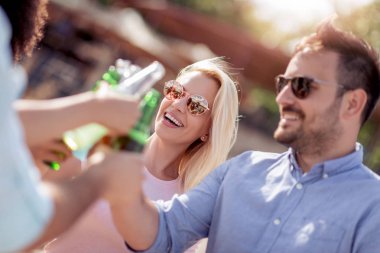 Mutlu genç arkadaş sahilde parti grubu.