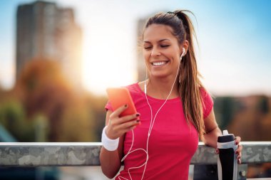 Genç kadın atlet şehir sokak koşu.