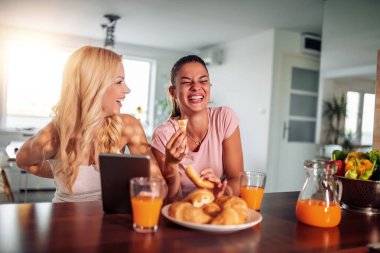 En iyi arkadaşlar mutfakta kahvaltı yapıyor..