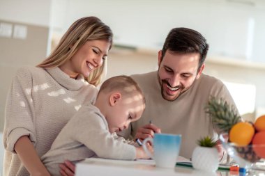 Üç evde vakit, çizim birlikte aile sevgi dolu.