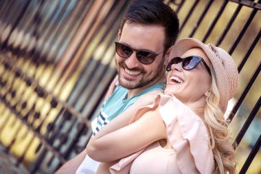 Mutlu sevgi dolu çift. Genç çift açık havada eğleniyor.