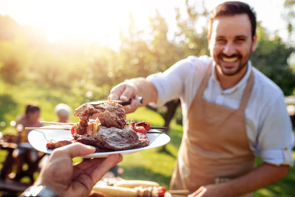 Familia Haciendo Una Barbacoa Jardín Comiendo Divirtiéndose Juntos — Foto de Stock