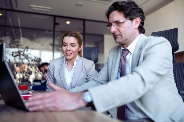 Zwei Business Kollegen Arbeiten Büro Zusammen — Stockfoto