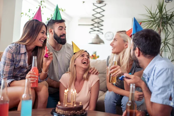 Felice Giovane Donna Che Festeggia Compleanno Casa — Foto Stock