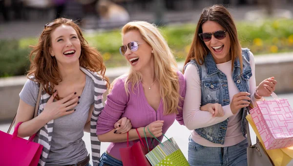 Trois Belles Filles Avec Des Sacs Provisions Dans Ville — Photo