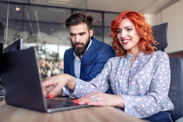 Pareja Negocios Trabajando Juntos Proyecto Moderna Oficina Inicio — Foto de Stock