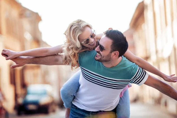 Pareja Divirtiéndose Hombre Dando Paseo Cuestas Mujer Ciudad — Foto de Stock