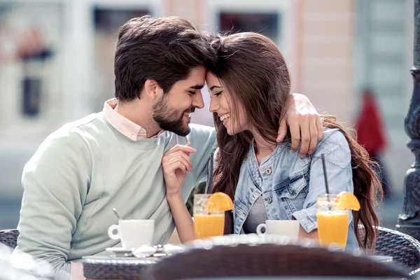 Charmant Couple Assis Ensemble Dans Café Extérieur — Photo