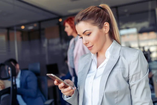 Jeune Femme Affaires Souriante Utilisant Téléphone Dans Bureau — Photo