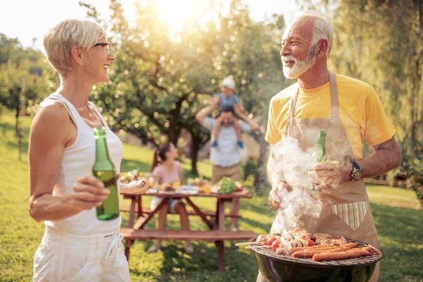 Család Egy Grillpartin Kertben Evés Együtt Szórakoztunk Szabadidő Ünnepek Eszik — Stock Fotó