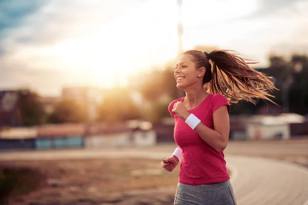 街でジョギング若い女性ランナー — ストック写真