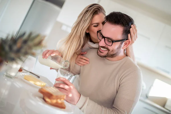 Young Happy Couple Modern Apartment Having Breakfast Together — Stock Photo, Image