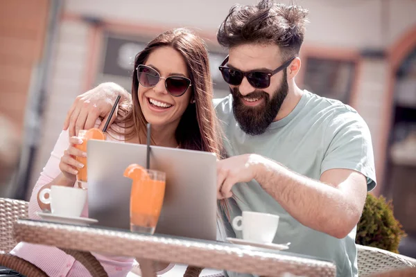 Genç Çift Kafede Kahve Içme Gülümseyerek Laptop Arıyorum — Stok fotoğraf