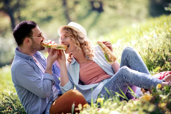 Pareja Enamorada Sentada Parque Comiendo Sándwiches Disfrutando Del Día — Foto de Stock