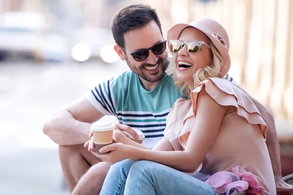 Feliz Pareja Turistas Vacaciones Divirtiéndose Juntos — Foto de Stock