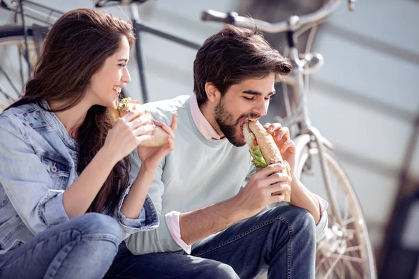 Hermosa Pareja Amorosa Sentada Las Escaleras Comiendo Sándwich Aire Libre — Foto de Stock