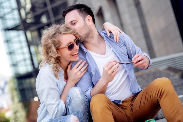 Retrato Pareja Romántica Sentada Las Escaleras Disfrutando Día Soleado — Foto de Stock