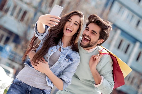 Pareja Feliz Tomando Selfie Después Compras Por Ciudad Pareja Disfrutando — Foto de Stock