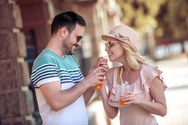 Jeune Couple Rafraîchissant Avec Jus Orange Dans Parc — Photo