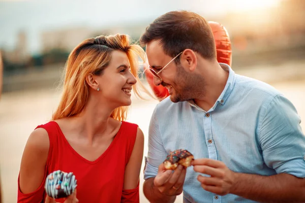 Gelukkig Jong Paar Hebben Plezier Buiten Glimlachen — Stockfoto