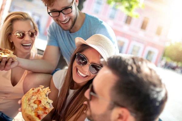 Vänner Att Kul Och Äta Pizza Dating Konsumism Mat Livsstilskoncept — Stockfoto