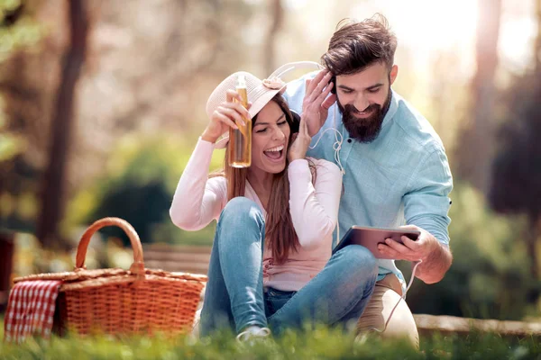 Kaç Şehir Parkta Otururken Birlikte Müzik Dinlemek Nsanlar Sevgi Müzik — Stok fotoğraf