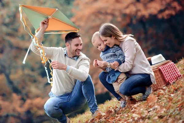 公園ピクニックを持っていると 笑っている家族 — ストック写真